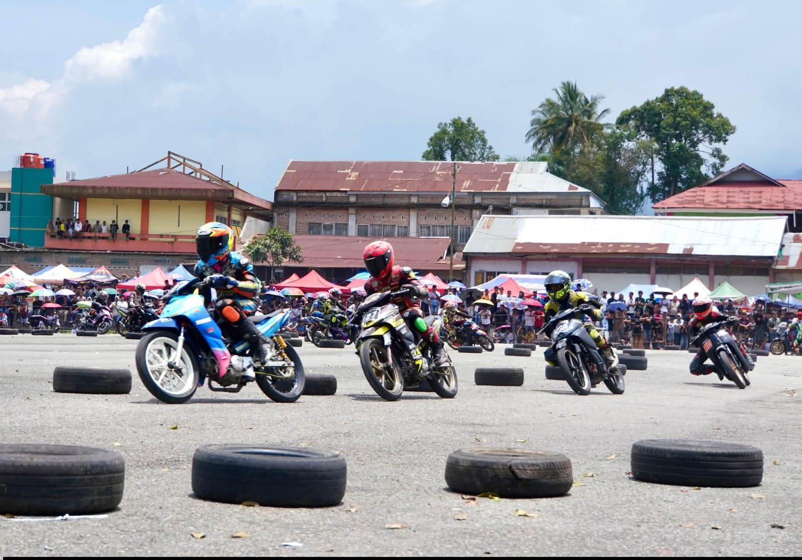 Peserta open road race Padang Panjang 2026, saat unjuk kebolehan.